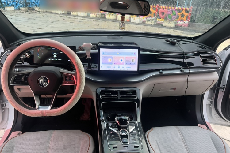 比亚迪 秦PLUS 2023款 冠军版 DM-i 55KM超越型中控内饰7001