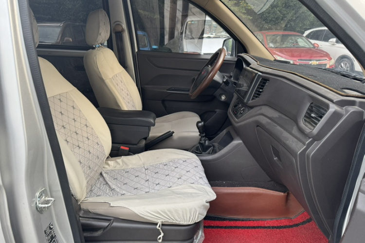 五菱汽车 五菱宏光V 2022款 1.5L劲取版电动助力LAR中控内饰7008