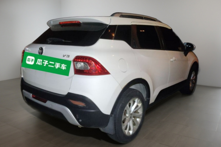 中华V3 2015款 1.5L 手动精英型车身外观7