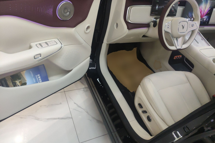 岚图汽车 岚图知音 2025款 四驱乾崑版中控内饰20