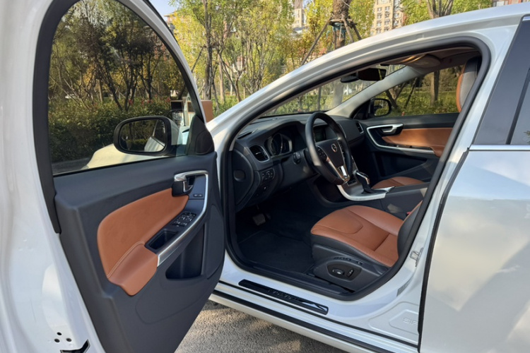 沃尔沃S60 2019款 S60L T5 智远版中控内饰7006