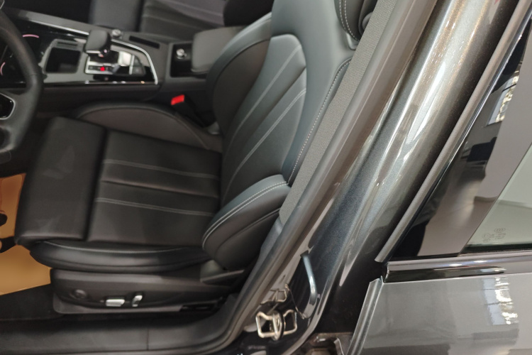 奥迪A4L 2024款 40 TFSI 豪华动感型中控内饰19