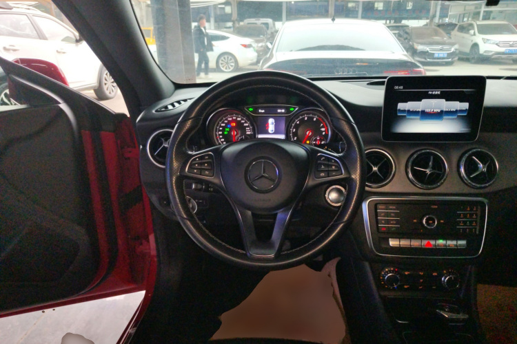奔驰CLA 2018款 CLA 200 动感型中控内饰13