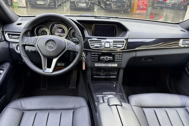 奔驰E级 2014款 改款 E 300 L 运动型中控内饰7001