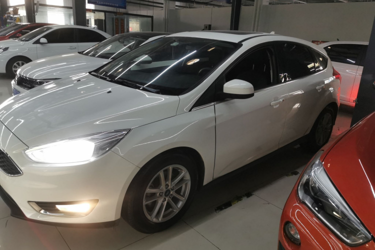 福特 福克斯 2018款 两厢经典 EcoBoost 180 自动精英型车身外观4