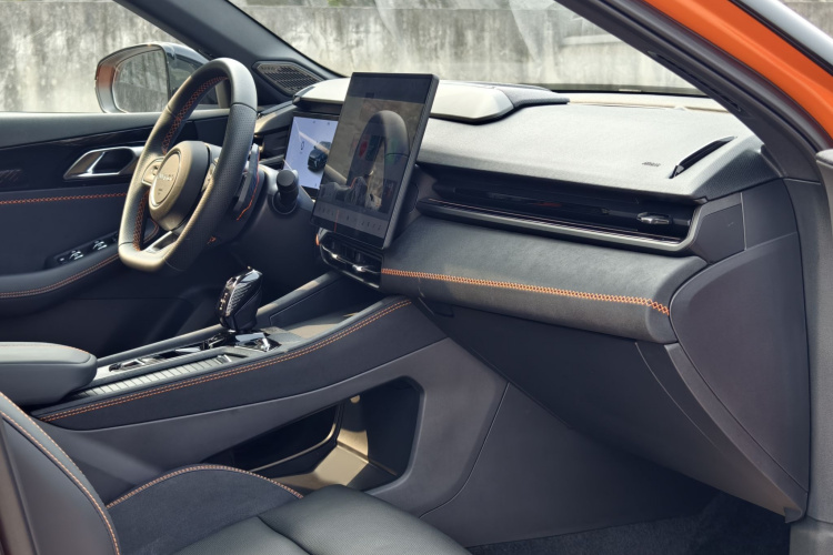 领克03 2025款 2.0TD DCT冠军版Pro中控内饰7006