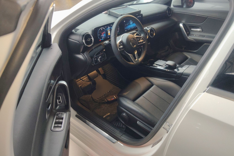 奔驰A级 2021款 A 200 L 运动轿车动感型中控内饰20