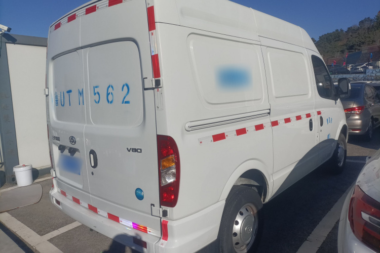 上汽大通MAXUS 新途V80 2021款 2.0T 手动经典城配王短轴中顶3座车身外观7