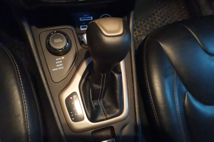 Jeep 自由光(进口) 2014款 2.4L 豪华版局部细节18