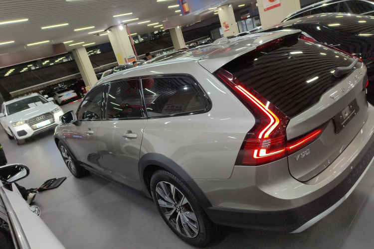 沃尔沃V90 2022款 Cross Country B5 AWD 智远版车身外观4