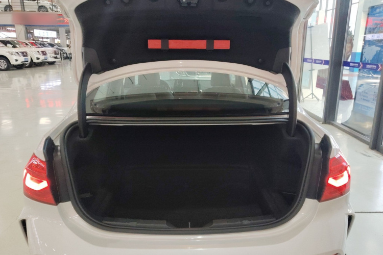 宝马1系 2022款 120i M运动曜夜版机舱底盘23