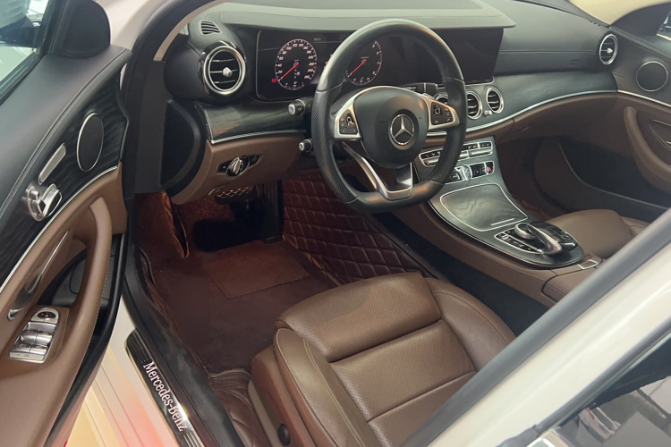 奔驰E级 2018款 改款 E 200 L 运动型中控内饰7001