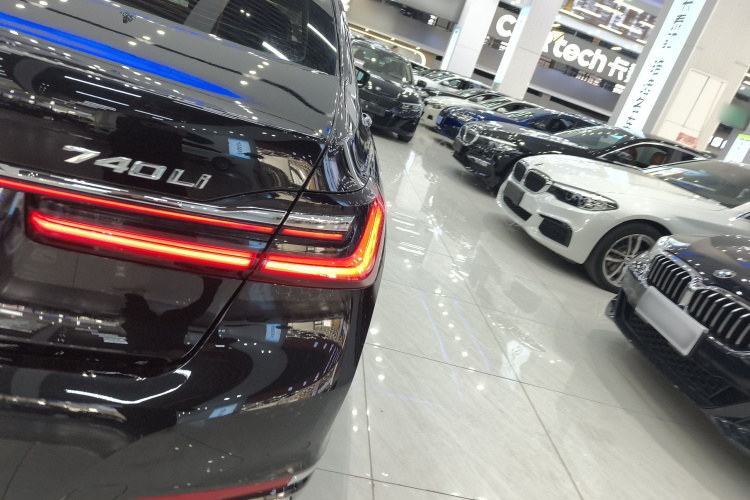 宝马7系 2021款 740Li 领先型 豪华套装车身外观9