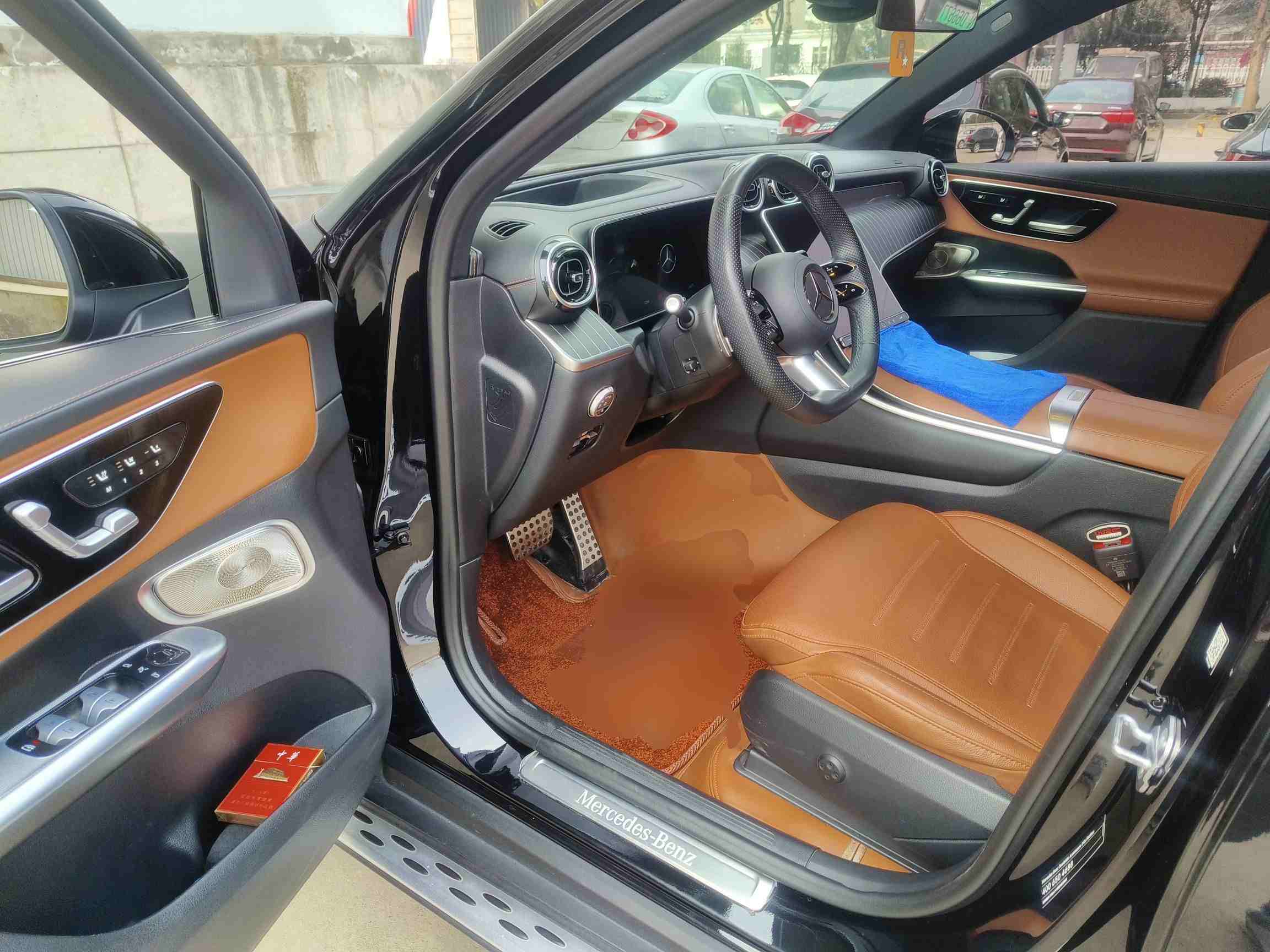 驾驶位内饰全景