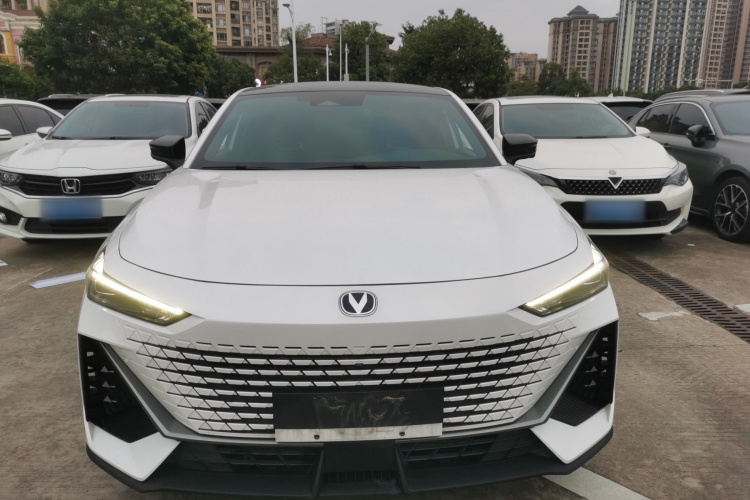 长安UNI-V 2023款 1.5T 尊贵型车身外观2