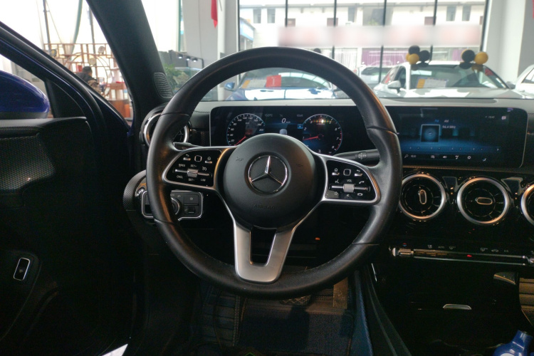 奔驰A级 2020款 改款 A 200 L 运动轿车动感型中控内饰13