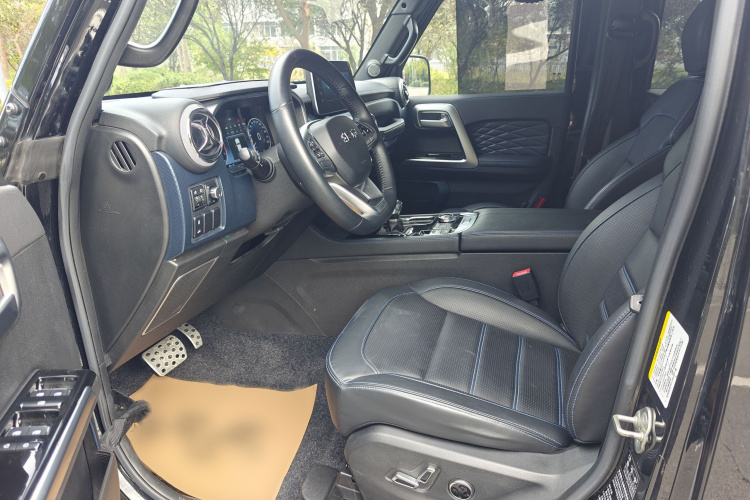 北京BJ40 2023款 2.0T 自动四驱城市猎人版侠客型中控内饰7004