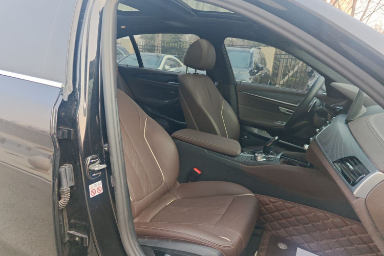 宝马5系 2023款 改款 530Li 领先型 M运动套装局部细节41