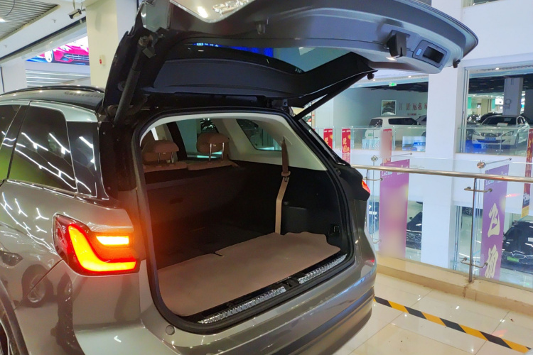 蔚来ES8 2018款 创始版机舱底盘23