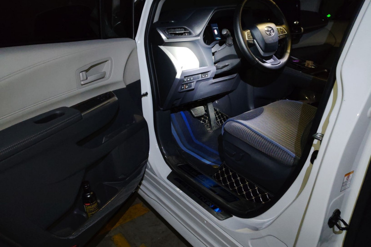 丰田 赛那SIENNA 2023款 2.5L混动 舒适版中控内饰20