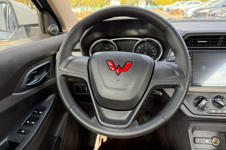 五菱汽车 五菱宏光 2021款 1.5L改款 S标准型 电动助力LAR局部细节13