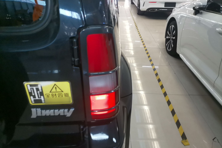 铃木 吉姆尼 2015款 1.3 MT JLX车身外观9