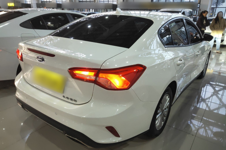 福特 福克斯 2021款 三厢 1.5L 自动锋跃型车身外观7