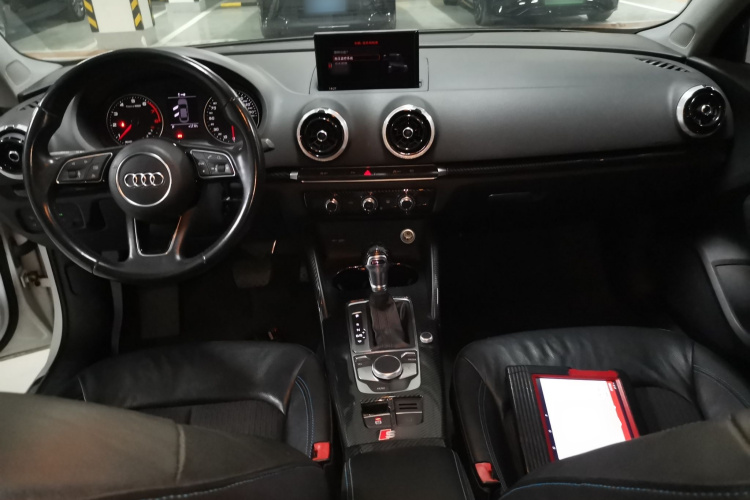 奥迪A3 2018款 30周年年型 Limousine 35 TFSI 时尚型中控内饰12