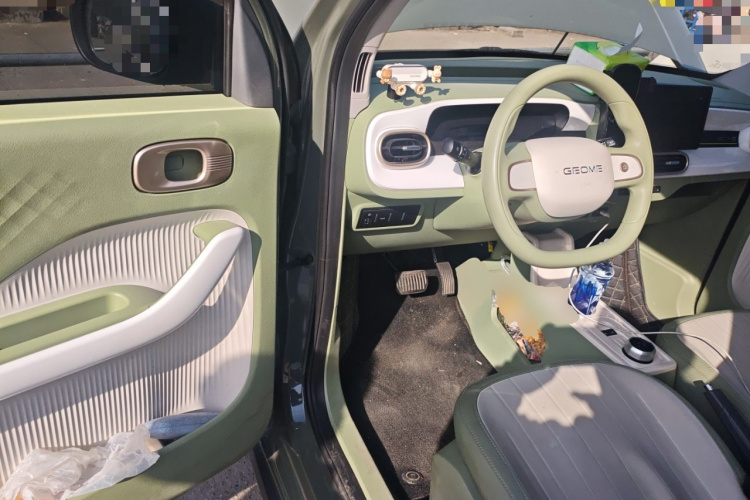 吉利银河 2025款 210km 熊猫骑士中控内饰20