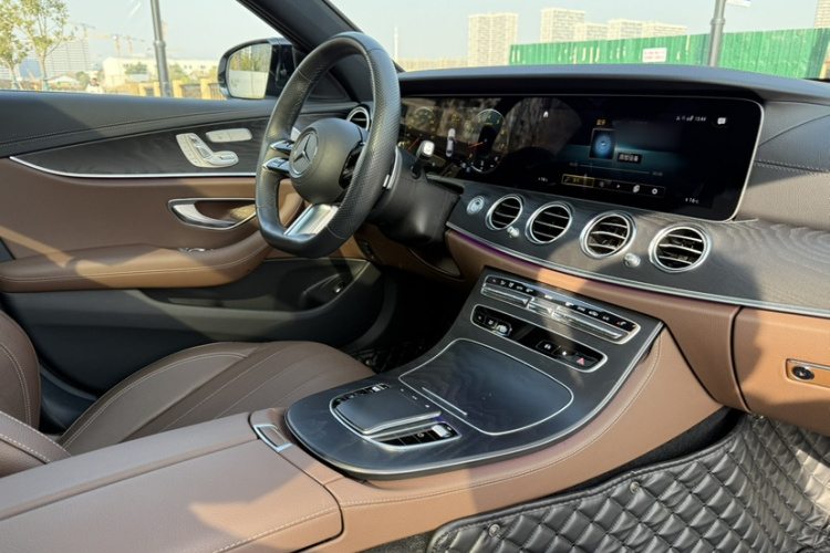 奔驰E级(进口) 2023款 E 300 时尚型运动版中控内饰7015