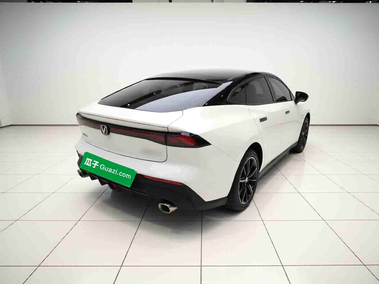 车辆右后45度外观展示