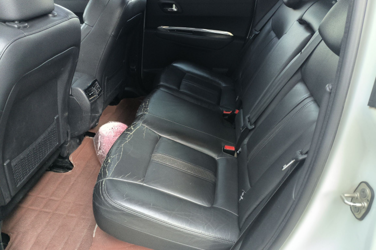 标致3008 2015款 2.0L 自动潮流版中控内饰21