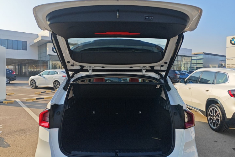 宝马X1 2023款 xDrive25Li X设计套装机舱底盘23