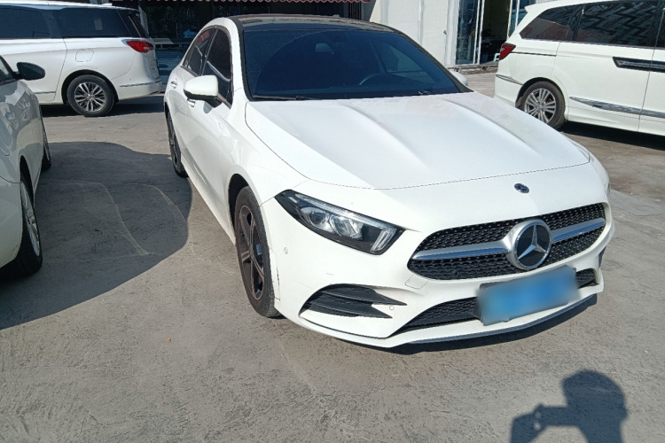 奔驰A级 2022款 改款三 A 200 L 运动轿车时尚型车身外观3