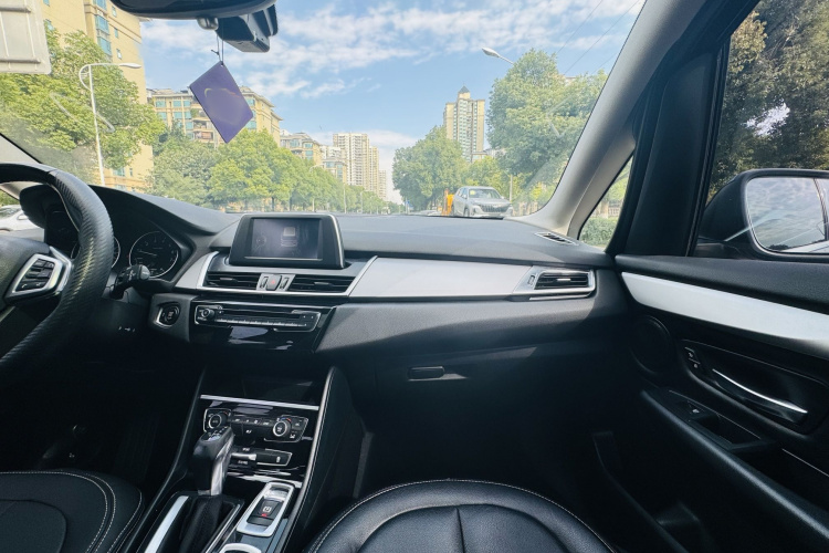 宝马2系多功能旅行车 2015款 218i 领先型中控内饰7005
