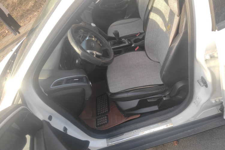 福特 福克斯 2012款 三厢 1.6L 手动风尚型中控内饰19