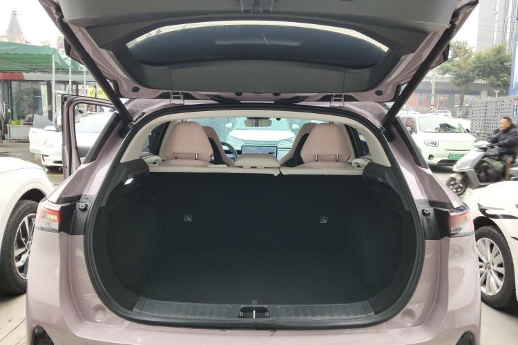 领克06 2025款 Shero 1.5T 紫色特别版机舱底盘23