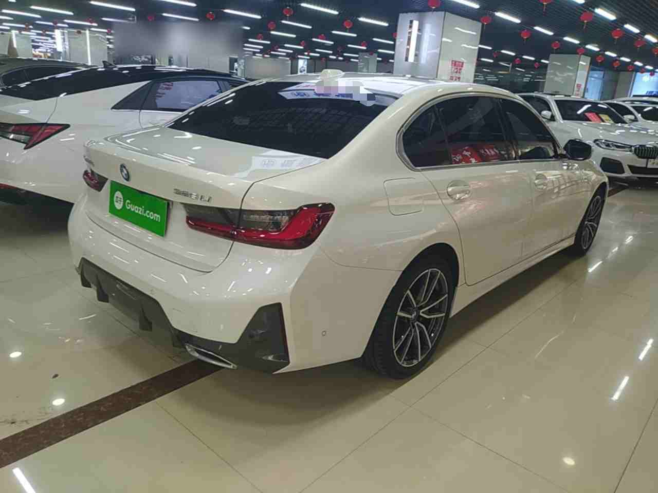 车辆右后45度外观展示