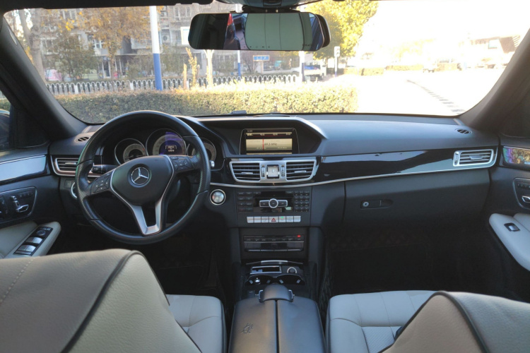 奔驰E级 2015款 E 260 L 运动型中控内饰12