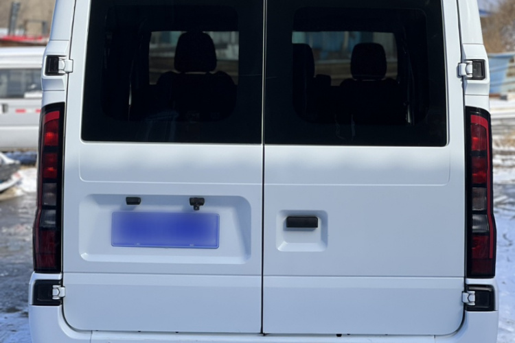 江铃福顺 2023款 2.0T 手动短轴低顶商运型多功能乘用车6座 双开尾门车身外观6005