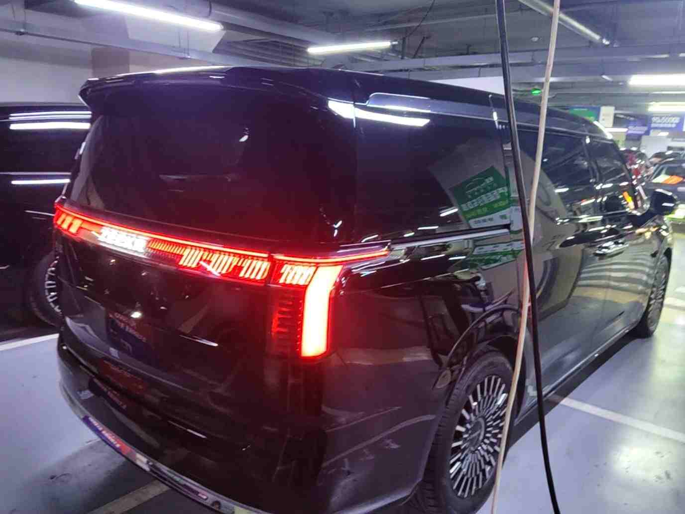 车辆右后45度外观实拍