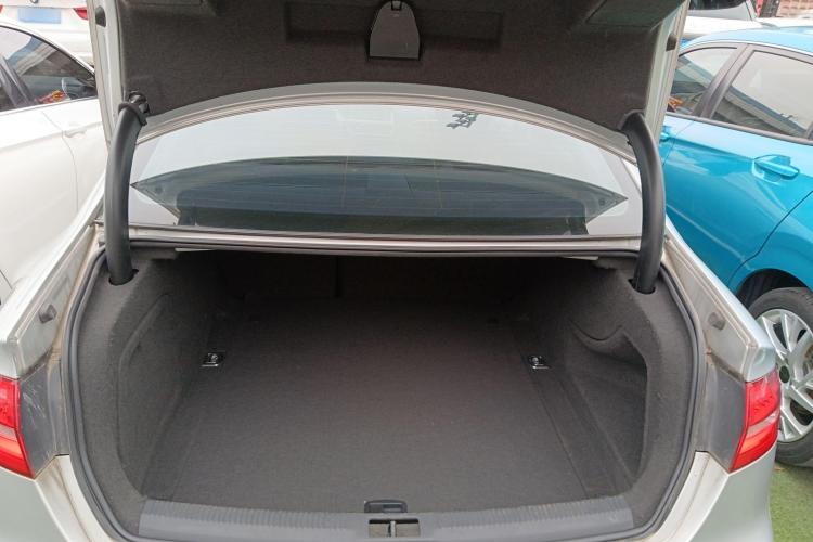 奥迪A4L 2015款 35 TFSI 自动舒适型中控内饰23