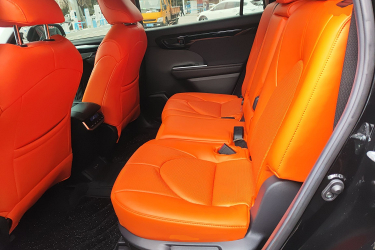 丰田 汉兰达 2023款 2.5L智能电混双擎两驱精英版 7座中控内饰7004