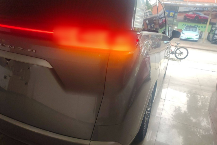 腾势D9 2022款 DM-i 1040 尊贵型车身外观9