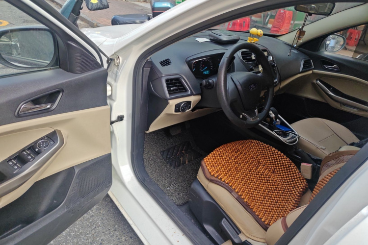 福特 福睿斯 2017款 1.5L 自动舒适型中控内饰20