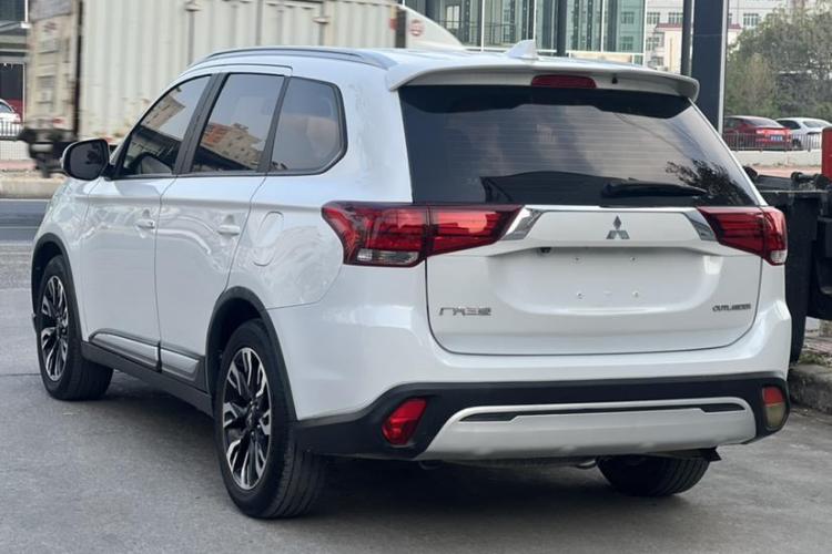 三菱 欧蓝德 2018款 2.0L 两驱荣耀版 5座车身外观6004