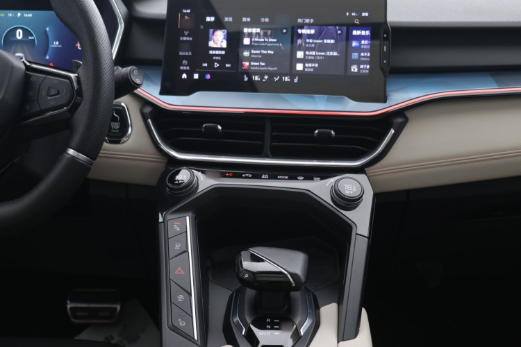 领克06 2020款 1.5T 耀Halo中控内饰7004