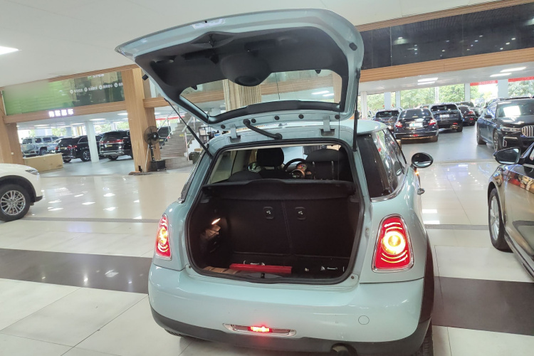 MINI 2011款 1.6L ONE机舱底盘23