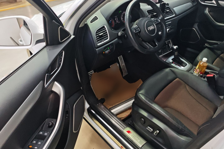 奥迪Q3 2018款 30周年年型 35 TFSI 时尚型中控内饰20