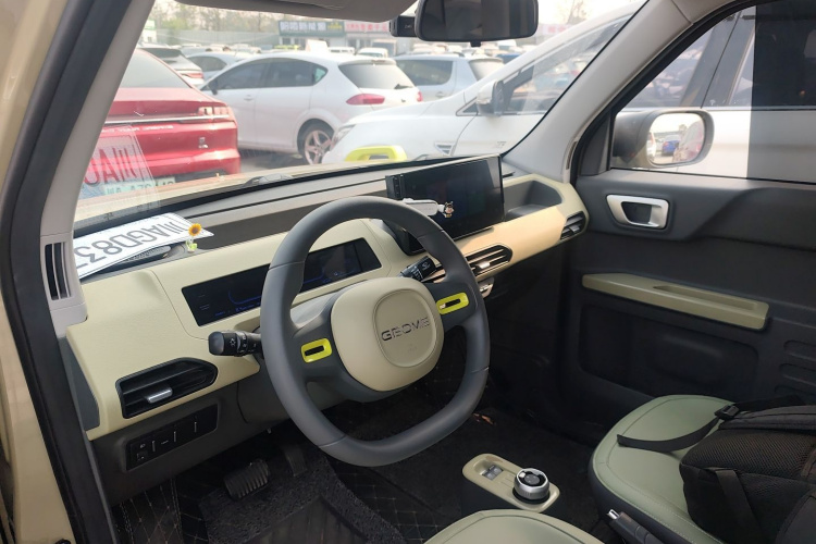 吉利银河 2024款 200km 熊猫骑士中控内饰12